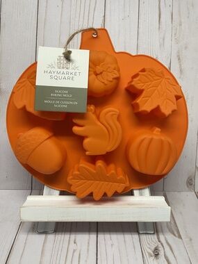 Silicone Baking Mold 7 Cavity Mini Cake Treat Pan Fall Pumpkin Squirrel Leaf NEW
